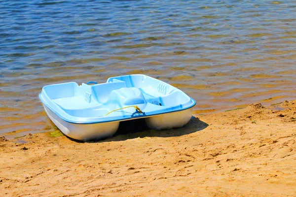 Barco azul na praia — Fotografia de Stock