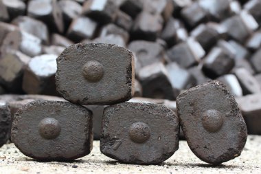 Kahverengi kömür briketler.