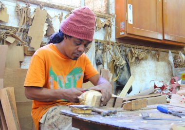 Kimliği belirsiz Afrikalı işçi hediyelik eşya yapıyor 