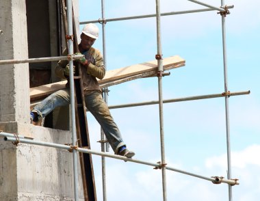 Bir iskele üzerinde tanımlanamayan Afrikalı işçi yeni turistik tatil inşa