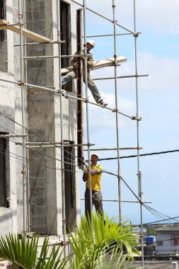 Bir iskele üzerinde tanımlanamayan Afrikalı işçi yeni turistik tatil inşa