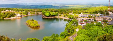 Ganga Talao olarak da bilinen Grand Bassin krater gölü etrafında bizimkiler yaşar Mauritius.