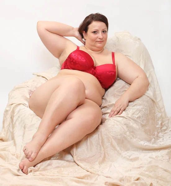 Overgewicht vrouw in de slaapkamer — Stockfoto