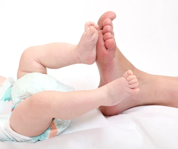 Mães e pés de bebê . — Fotografia de Stock