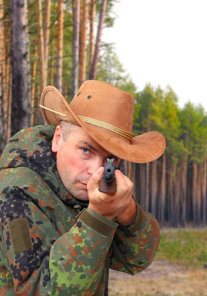 Охотник с охотничьей винтовкой — стоковое фото