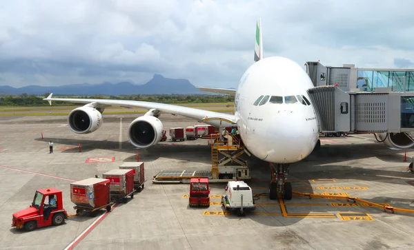 Unità di manutenzione che prepara il Boeing al volo — Foto Stock