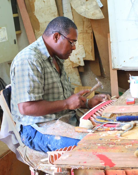 Unbekannter afrikanischer Arbeiter stellt Souvenirs her — Stockfoto