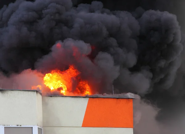 Płonący widok fabryki — Zdjęcie stockowe