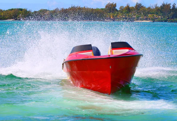 Schnelles Motorboot auf indischem Ozean — Stockfoto