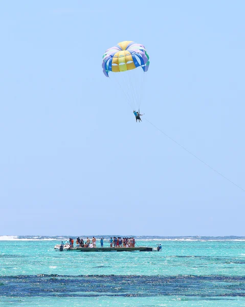 Parasailing över havet. — Stockfoto