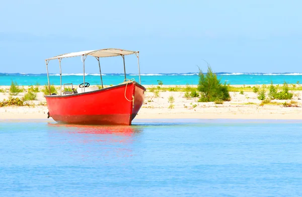 Barca a motore rossa sulla spiaggia . — Foto Stock