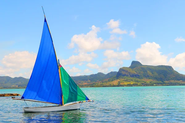 Segelboot in der Bucht von Mahebourg. — Stockfoto