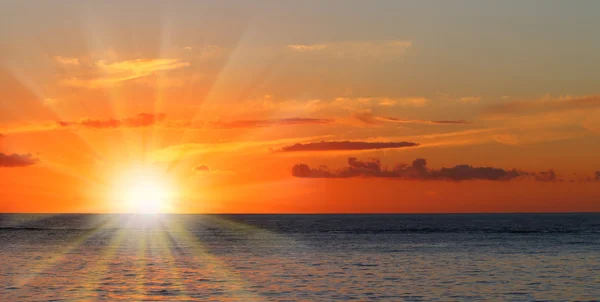 Beau coucher de soleil sur l'océan Indien . — Photo