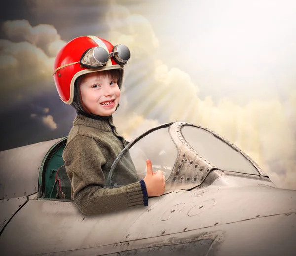 Pequeno piloto no cockpit de um avião vintage . — Fotografia de Stock