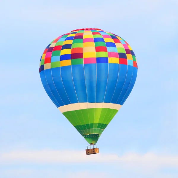 Renkli sıcak hava balonu gökyüzüne üzerinde. — Stok fotoğraf