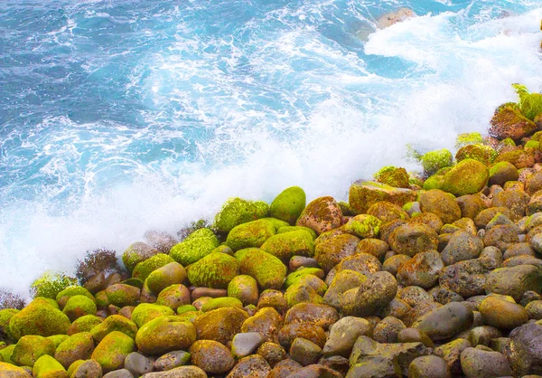 Onda oceanica sulle scogliere della costa della Riunione . — Foto Stock
