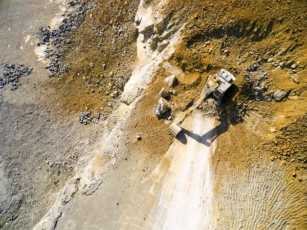 Vista aérea de uma escavadora na mina a céu aberto . Imagens De Bancos De Imagens Sem Royalties