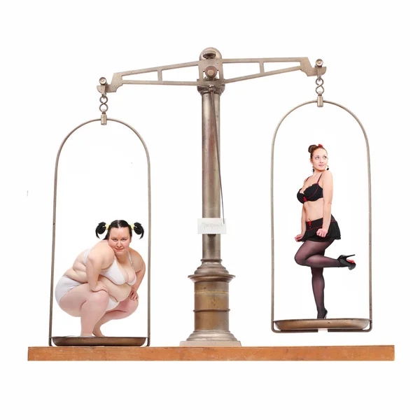 Two women on a balance scale. — Stock Photo, Image