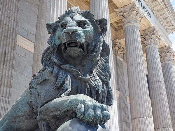 Bronze lion Etat entrée Congrès des députés Madrid Espagne — Photo