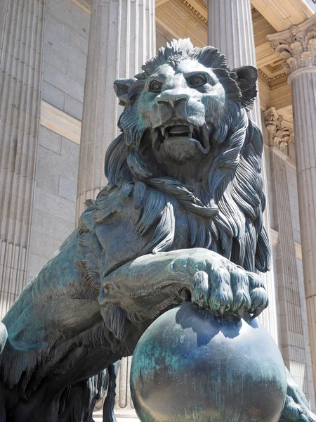 Bronze lion Etat entrée Congrès des députés Madrid Espagne — Photo