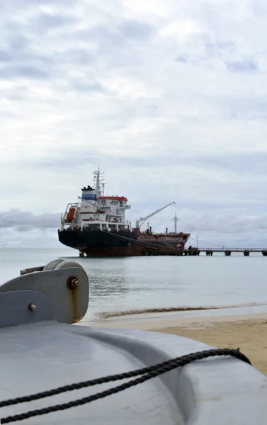 Olietanker vaartuig bij dock met boot boog op voorgrond anker pu — Stockfoto