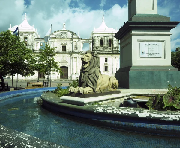 Lion state  fountain by statue Maximo Jerez Cathedral of Leon Ni — Stock Photo, Image
