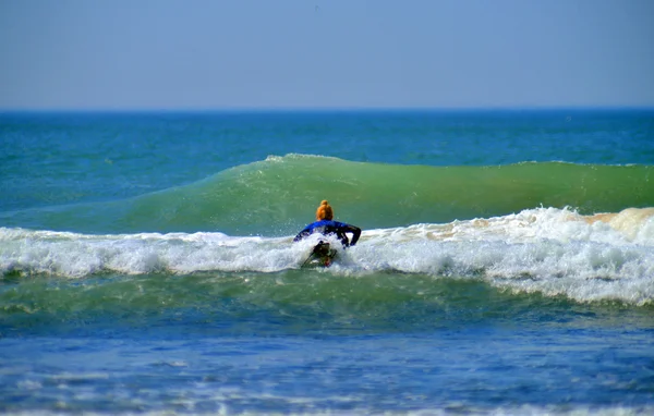 Redaktion surfer girl auf graben ebenen strand montauk new york — Stockfoto