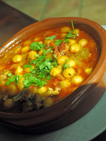 Hemmagjord skål garbanzo bönor soppa med färsk basilika som tjänstgjorde i — Stockfoto