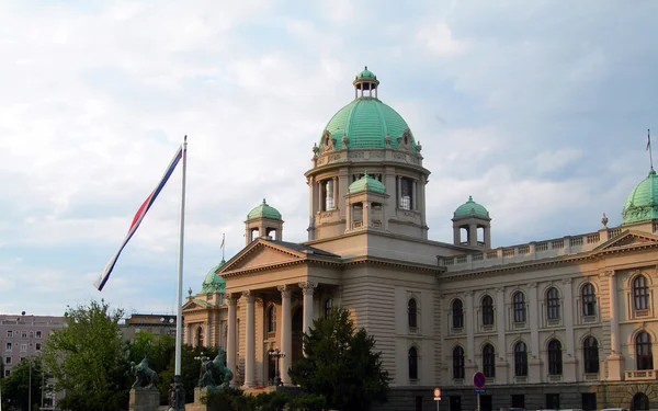 Національний прапор Белград Сербії Європа будівля парламенту — стокове фото