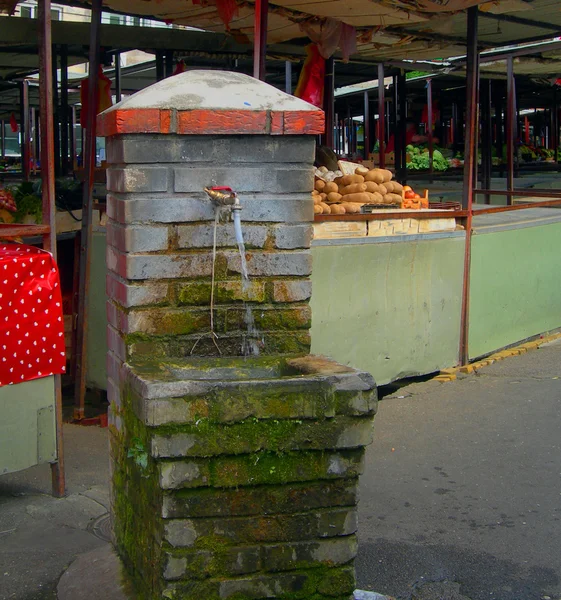 Torneira de banho de fonte de água pública com água correndo em prod — Fotografia de Stock