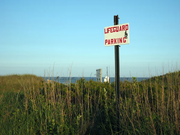 Znaménko pro plavčík parkování příkopu Plains Beach Montauk New York — Stock fotografie