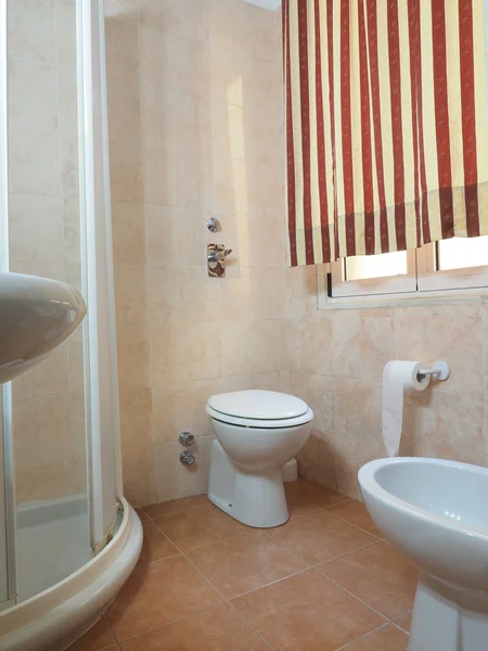 Bathroom two star hotel Milan Italy with bidet — Stock Photo, Image