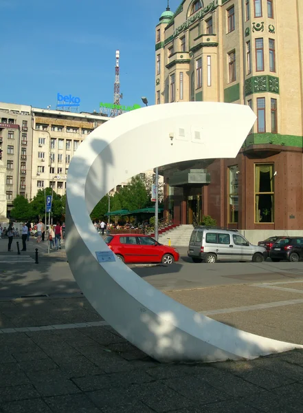 Современный дизайн цифровых часов на площади Теразие Бельгра — стоковое фото