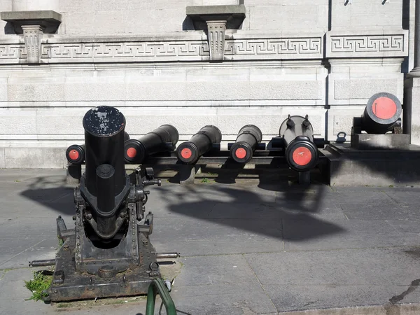Történelmi ágyúk a kijelzőn megjelenő bejegyzéssel az arme királyi Múzeuma — Stock Fotó