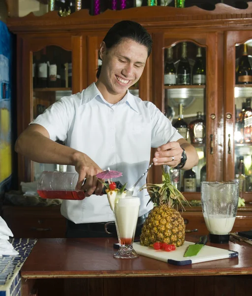 Camarero editorial mezcla bebida en restaurante Corn Island Nicar — Foto de Stock