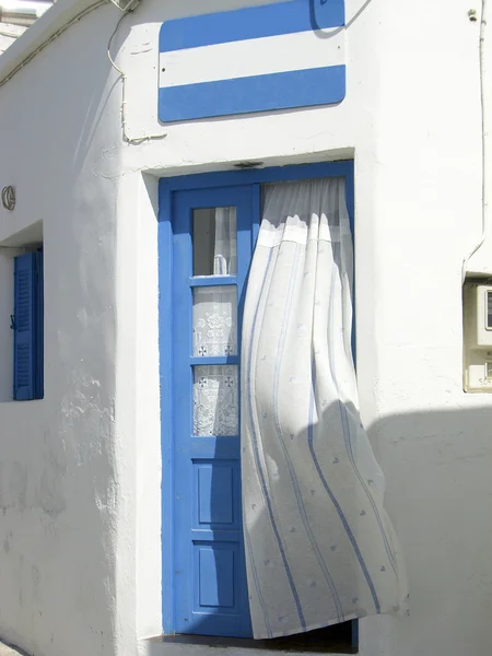 Дверь дома с занавесом — стоковое фото