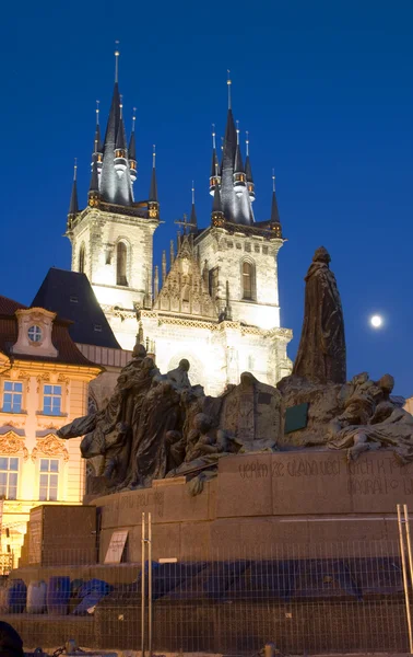 Tyn Church and  Jan Hus statue at night,  Old Town Square — Stock Photo, Image