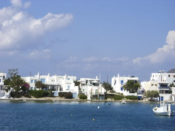 Tipica comunità di spiaggia con Cicladi stile bianco casa blu doo — Foto Stock