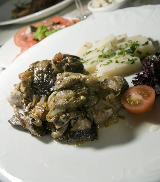 Varkensvlees lendenen gestoofd met champignons — Stockfoto