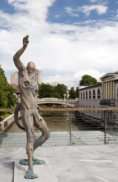 Standbeeld van Prometheus op brug — Stockfoto