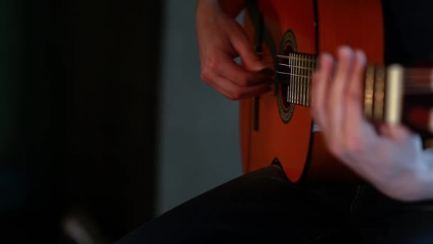 Músico tocando guitarra acústica pieza clásica de música — Vídeo de stock