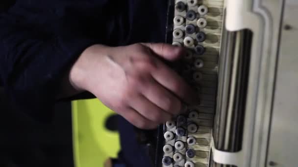 Musicien Répète Magistralement Accordéon Bouton — Video