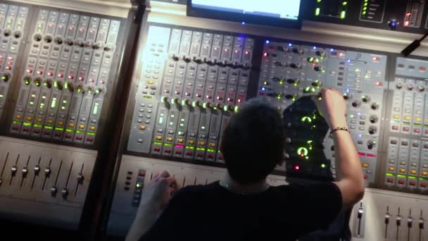 Ingénieur Son Console Mixage Sonore Concert Dirige Une Vérification Sonore — Video