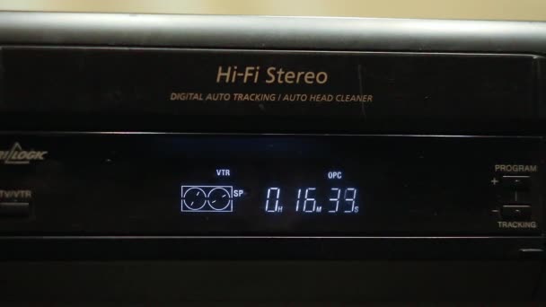 Vhs播放器显示的特写 显示插入的磁带向前倒10分钟 — 图库视频影像