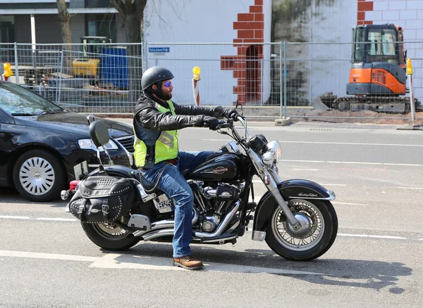 Αγνώστων στοιχείων άντρας, οδηγώντας τη μοτοσικλέτα του — Φωτογραφία Αρχείου