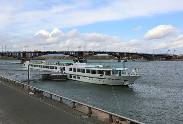 Nave da crociera fluviale attraccata e passeggeri in attesa vicino al ponte Theodor Heuss — Foto Stock