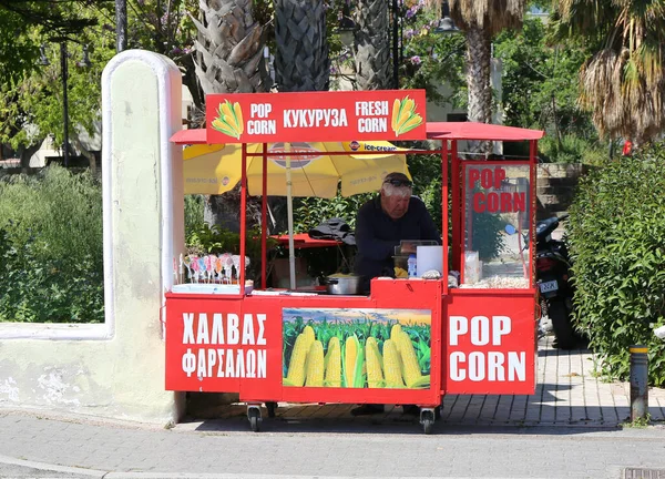 Kos Greece May Unidentified Vendor Продає Boiled Pop Corn Kos — стокове фото