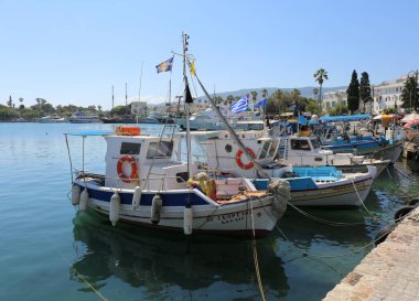 KOS, GREECE-MAYIS 12: Yunan balıkçı tekneleri Kos Limanı 'na yanaştı. 12 Mayıs 2019, Kos, Yunanistan
