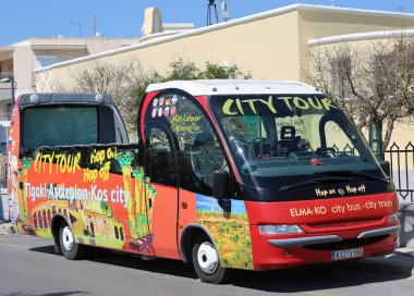 KOS, GREECE-MAYIS 12: Kos Şehir Tur Otobüsü sokağa park edildi. 12 Mayıs 2019, Kos, Yunanistan