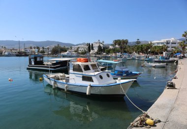 KOS, GREECE-MAYIS 12: Yunan balıkçı tekneleri Kos Limanı 'na yanaştı. 12 Mayıs 2019, Kos, Yunanistan